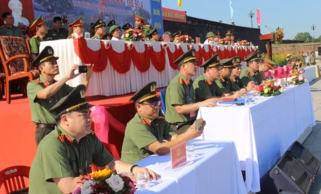 Ban giám khảo hội thi chấm điểm các đội thi.