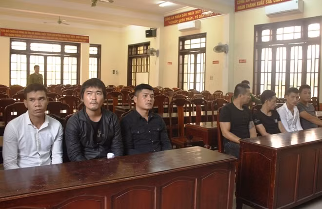Các đối tượng dùng hung khí gây náo loạn đường phố bị Công an thị xã Hương Thủy bắt giữ.