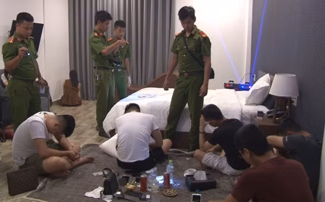 Các đối tượng sử dụng ma túy bên trong phòng khách sạn Venus bị bắt quả tang.