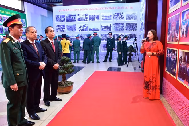 Lãnh đạo tỉnh Thừa Thiên Huế tham dự triển lãm về QĐND Việt Nam.