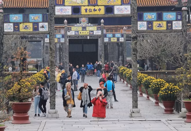 Du khách tham quan Đội Nội Huế vào ngày đầu năm mới.