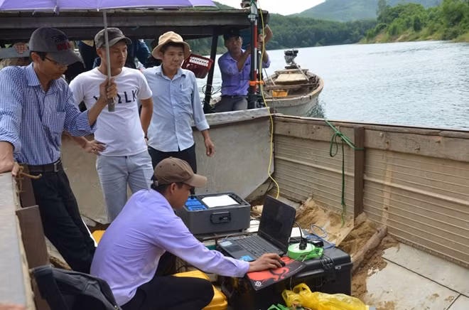 Cán bộ Sở TN&MT tỉnh Thừa Thiên- Huế và các đơn vị chức năng tiến hành đo độ sâu ở khu mỏ được cấp phép cho Công ty Tuấn Hải.