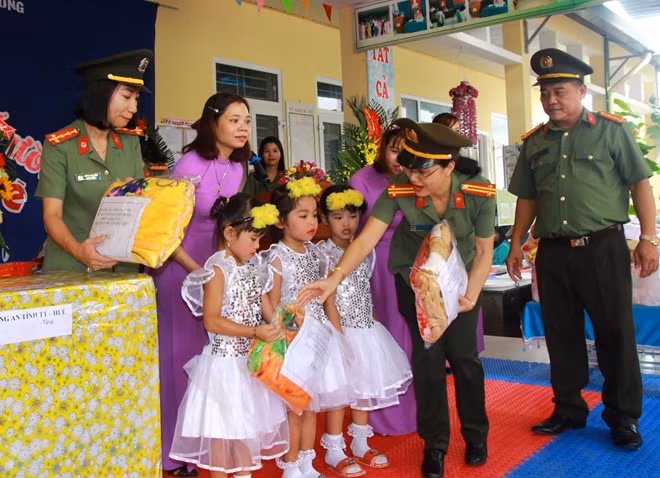 Công an tỉnh Thừa Thiên Huế tặng 128 chiếc chăn ấm cho trường mầm non Thượng Lộ trong ngày khai giảng.