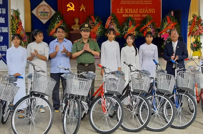 Thiếu tướng Lê Quốc Hùng, Phó Chủ nhiệm Thường trực Ủy ban Kiểm tra Đảng ủy Công an Trung ương tặng xe đạp cho các em học sinh ở trường Trường THPT Nam Đông.