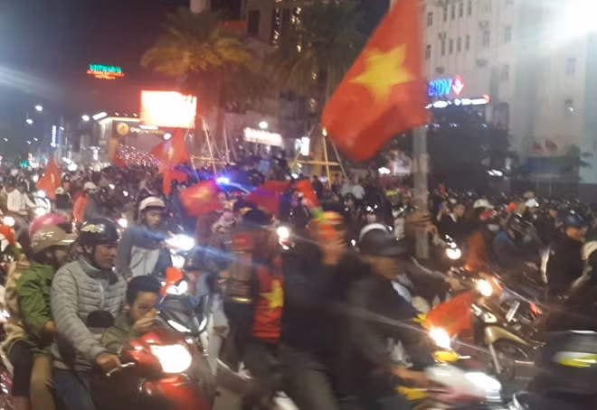 Dòng người cùng lá cờ Tổ quốc phất cao.