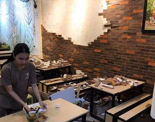 Hiện trường vụ đổ sập tường quán ăn làm 4 người bị thương.