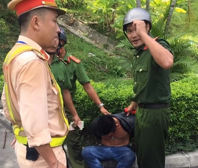 Sau khi lái ôtô tông nhiều phương tiện, đối tượng Dương đã bị bắt giữ. (Ảnh CTV)