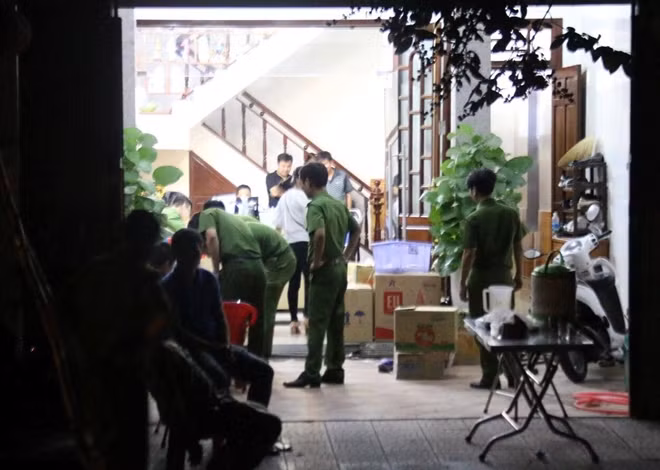 Cơ quan công an tiến hành khám xét bên trong trụ sở doanh nghiệp Tuyết Liêm.