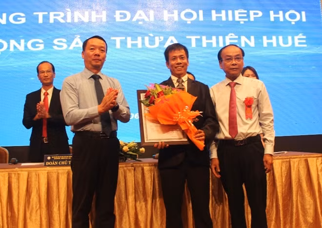 Phó Chủ tịch UBND tỉnh Thừa Thiên- Huế Phan Thiên Định (góc trái) trao quyết định thành lập Hiệp hội bất động sản Thừa Thiên- Huế.