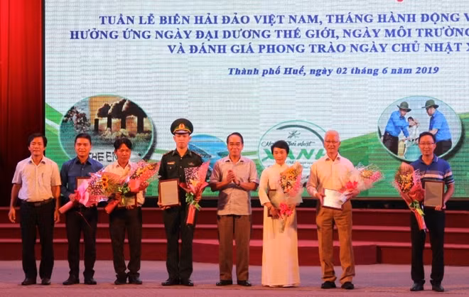 Nhiều cá nhân, đơn vị có mô hình, sáng kiến hay trong phong trào "ngày Chủ Nhật xanh”, góp phần bảo vệ môi trường được tỉnh Thừa Thiên- Huế khen thưởng.