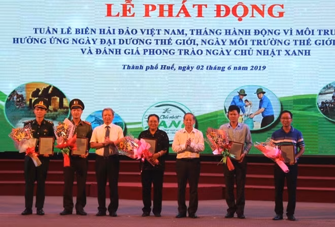Lãnh đạo Tỉnh ủy, UBND tỉnh Thừa Thiên- Huế khen thưởng các tập thể, cá nhân đạt thành tích xuất sắc trong phong trào “ngày Chủ Nhật xanh.