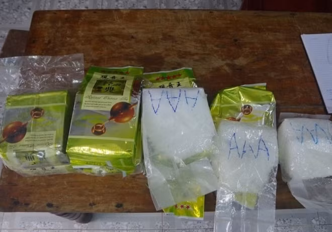 Nhiều túi chứa ma túy đá được người dân phát hiện dọc bờ biển thôn Hải Đông.