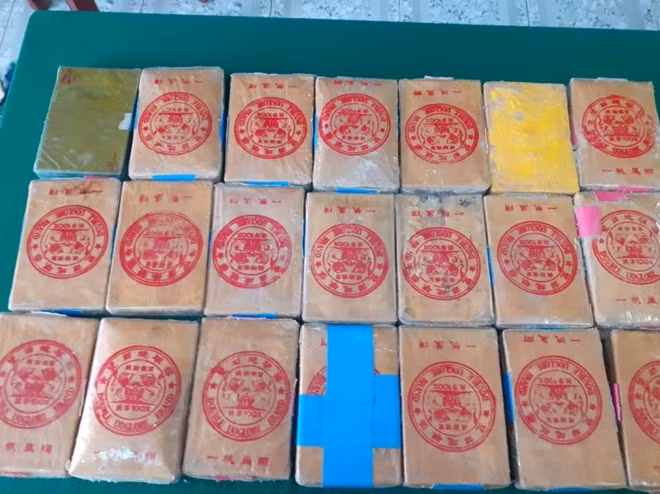 21 bánh ma túy được ông Hồ Văn Lộc phát hiện trong chiếc can nhựa trôi dạt vào bờ biển.