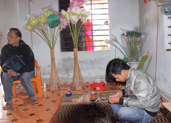 Hiện ở làng Thanh Tiên có nhiều hộ duy trì và giữ gìn nghề làm hoa sen giấy.