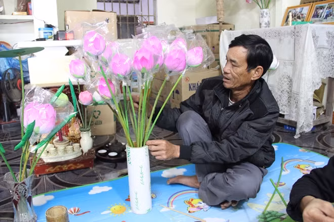 Nghề làm hoa giấy cũng rất kỳ công, đòi hỏi người thợ phải khéo tay và có sự sáng tạo.