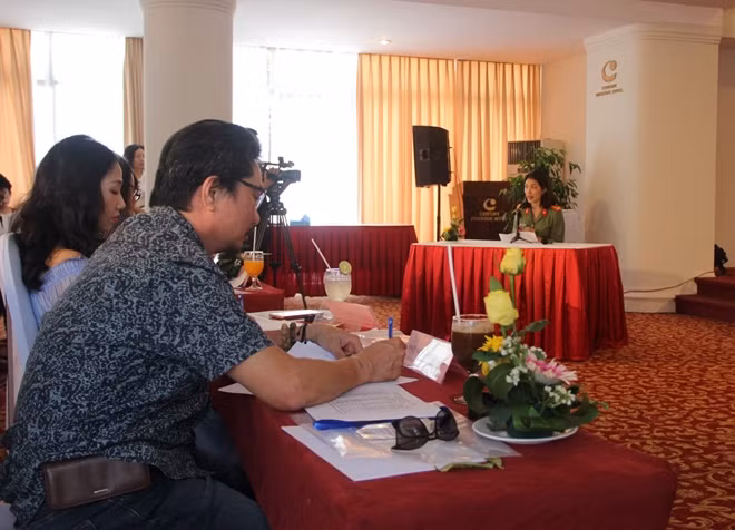 Thượng úy Hàn Thị Dung, đoàn Công an tỉnh Gia Lai dự thi phần thi Phát thanh viên.