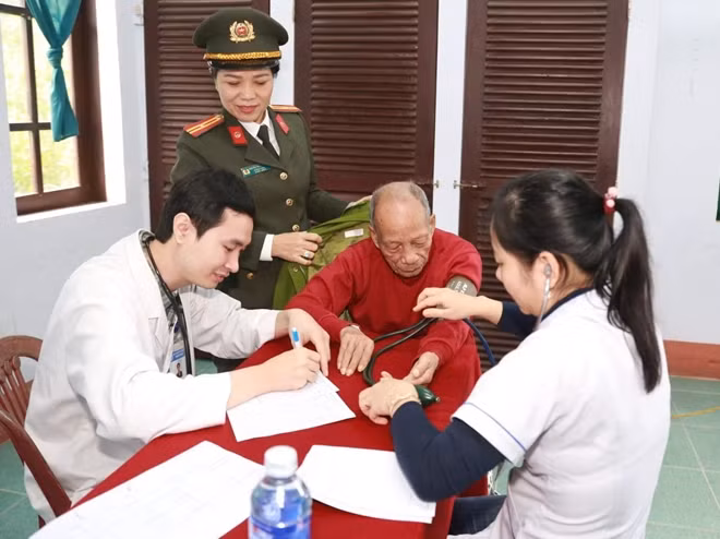 Hơn 200 cựu binh, người có công đã được các bác sĩ trong đoàn công tác thăm khám, kiểm tra sức khỏe.