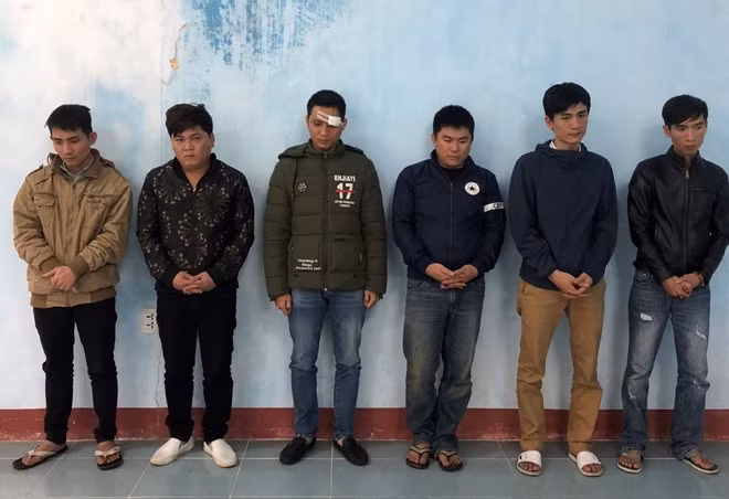 Nhóm 6 đối tượng bị Công an thị xã Hương Trà bắt giữ về hành vi đánh bạc.