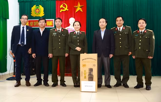 Phòng Quản lý XNC Công an tỉnh Thừa Thiên Huế tặng máy lọc nước cho Công an huyện Phú Vang.
