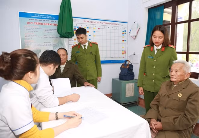 Các cựu binh, người có công với cách mạng ở huyện Phú Vang, tỉnh Thừa Thiên Huế được các y, bác sĩ khám bệnh, cấp thuốc miễn phí.
