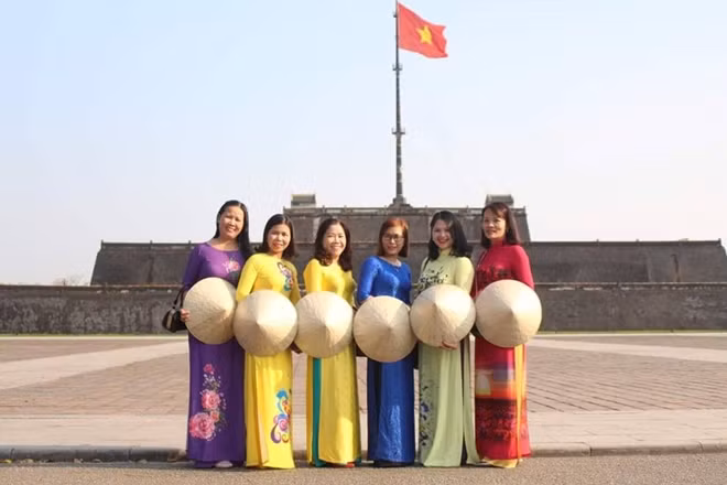Phụ nữ trong nước và quốc tế mặc trang phục áo dài truyền thống tham quan di tích Huế được miễn vé tham quan vào ngày 20-10.