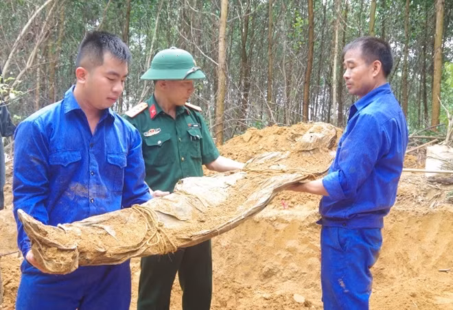 Hài cốt liệt sĩ được bọc trong tăng, võng còn nguyên vẹn.