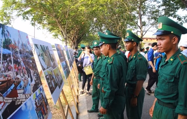 Các tác phẩm thể hiện vẻ đẹp thiên nhiên, con người ở các vùng biển, đảo của Việt Nam tại triển lãm thu hút nhiều người xem.