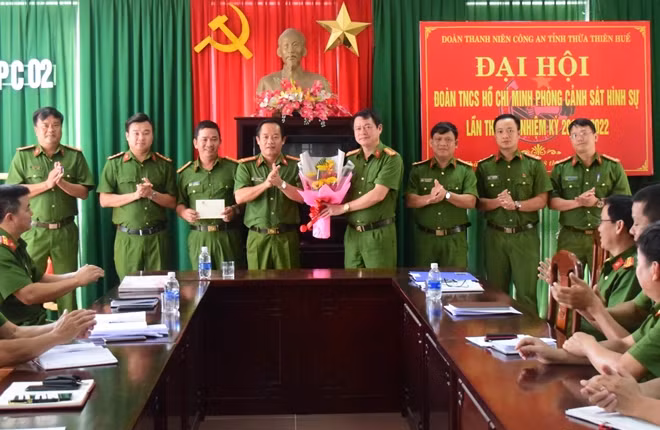 Đại tá Đặng Ngọc Sơn, Phó Giám đốc Công an tỉnh Thừa Thiên Huế (thứ 4 từ trái qua) khen thưởng Ban chuyên án phá vụ vận chuyển hơn 30 nghìn viên ma túy trên tàu hỏa.