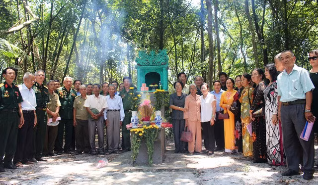 Các cựu chiến binh trở về thăm lại di tích Trạm phẫu thuật tiền phương ở xã Phong Hiền, huyện Phong Điền, tỉnh Thừa Thiên Huế.