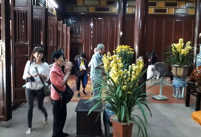 Thành tâm lễ Phật cầu an.