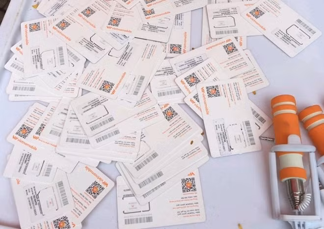 Rất nhiều sim được nhập sẵn thông tin thuê bao, kích hoạt dịch vụ di động trả trước được Chi nhánh VNM bán cho khách hàng.