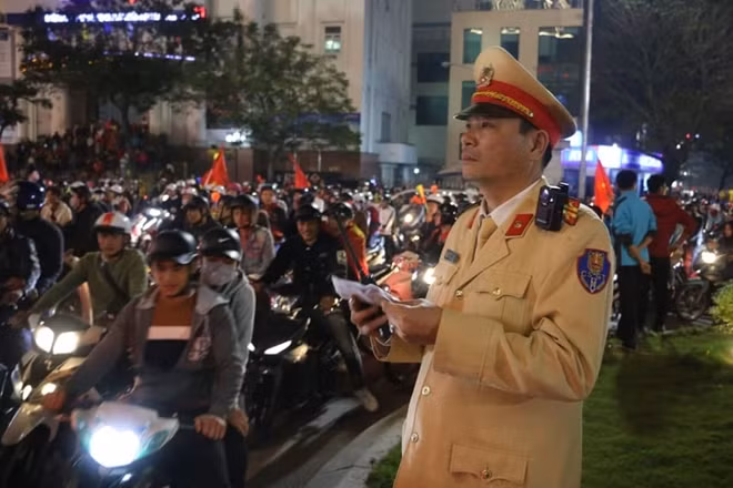 Trung tá Nguyễn Hoàng Vũ, Đội trưởng Đội CSGT, trật tự Công an TP Huế cùng đồng đội đảm bảo ATGT cho người dân, cổ động viên xứ Huế.
