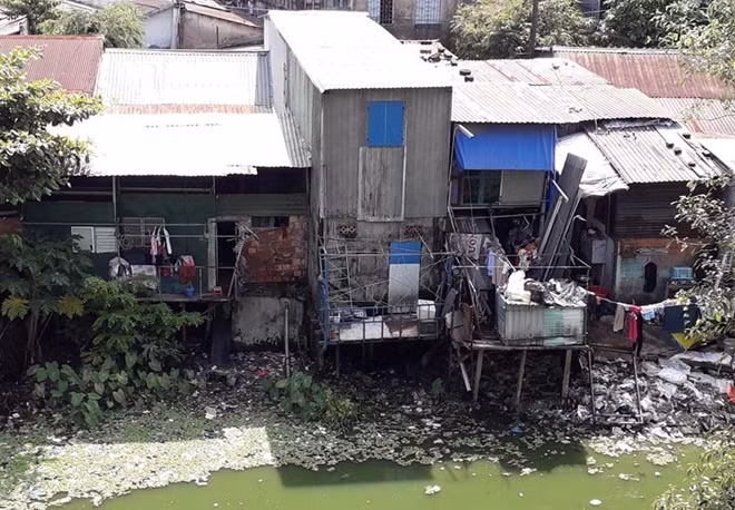 Những căn nhà chồ, nhà tạm sống treo trên khu vực Thượng Thành, Kinh Thành Huế.