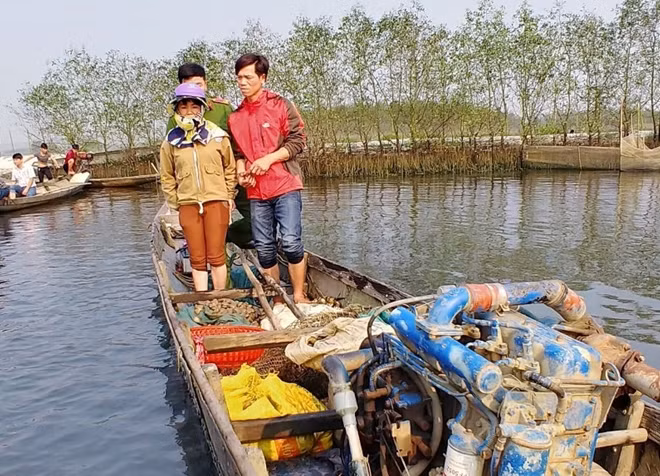 Các đối tượng sử dụng xung điện để đánh bắt thủy sản trái phép bị Công an huyện Quảng Điền bắt quả tang.
