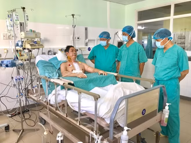 Các bác sĩ thăm hỏi bệnh nhân Huỳnh C. M. sau ca ghép tim xuyên Việt thành công.