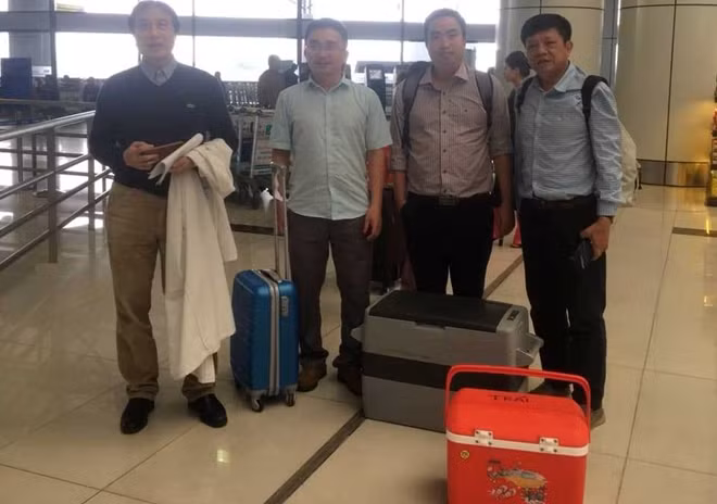 Kíp lấy tim của Bệnh viện T.Ư Huế chạy đua với thời gian để vận chuyển quả tim người hiến tạng từ Hà Nội đưa về Huế an toàn phục vụ cho ca ghép tim.