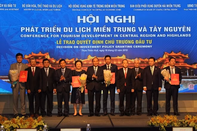 Thủ tướng Chính phủ Nguyễn Xuân Phúc và các đại biểu chứng kiến lãnh đạo tỉnh Thừa Thiên- Huế trao quyết định chủ trương đầu tư dự án cho doanh nghiệp.