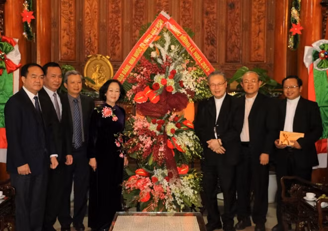 Trưởng ban Dân vận Trung ương Trương Thị Mai cùng các đồng chí trong đoàn công tác thăm, chúc mừng Giáng sinh Tổng Giáo phận Huế.