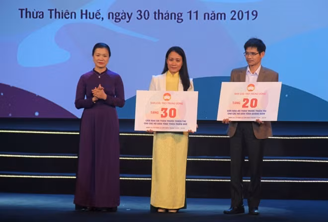 Đại diện Ban Cứu trợ Trung ương trao tặng 50 căn nhà an toàn trước thiên tai cho người dân tỉnh Thừa Thiên Huế và tỉnh Quảng Nam.