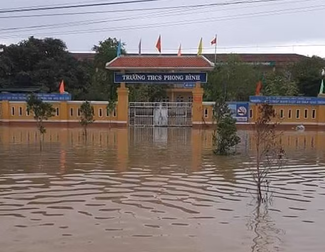 Phòng GD&ĐT huyện Phong Điền đã cho học sinh một số trường học nghỉ học trong ngày 4-9 do nước lụt ngập tràn vào trường.
