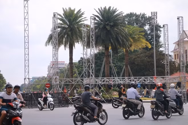 Công trình sân khấu được triển khai thi công ngay giữa giao lộ trung tâm TP Huế.