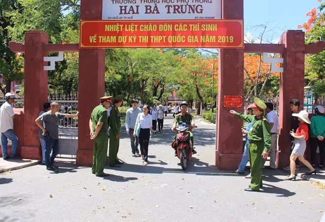 CBCS Đội CSGTTT Công an TP Huế làm nhiệm vụ tại điểm thi trường THPT Hai Bà Trưng, TP Huế giữa tiết trời nắng nóng.