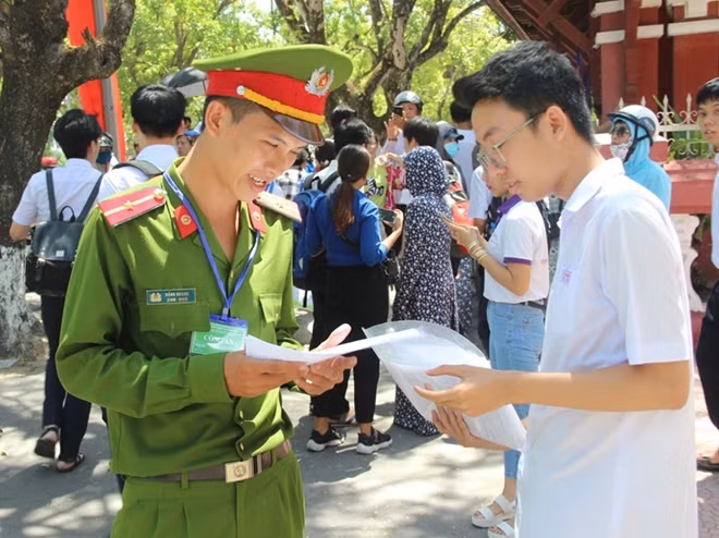 Thiếu úy Đặng Quang (Công an TP Huế) hỏi thăm kết quả làm bài thi, động viên thí sinh thi tốt các môn thi còn lại.