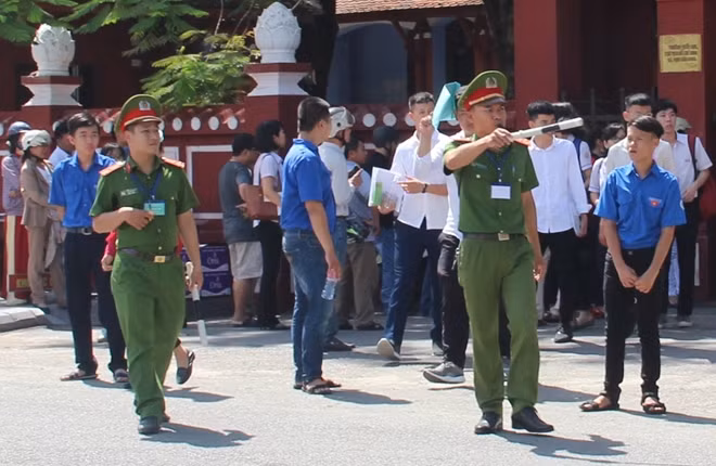 Lực lượng CSGT, Công an TP Huế làm nhiệm vụ đảm bảo ATGT, ANTT tại các điểm thi giữa tiết trời nắng nóng.