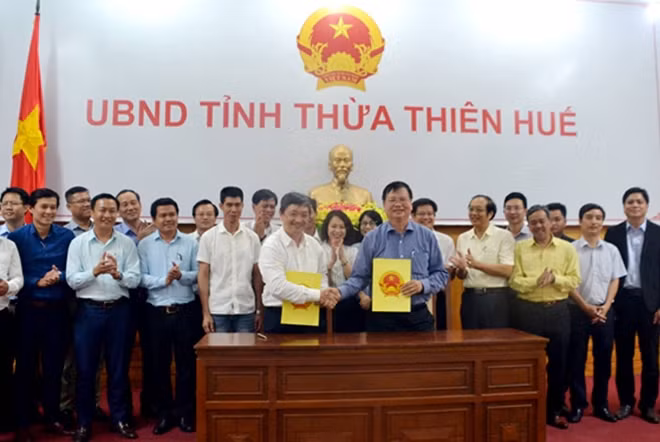 Đại diện lãnh đạo tỉnh Thừa Thiên- Huế và TP Đà Nẵng ký kết biên bản thỏa thuận thực hiện công tác bảo tồn di tích Hải Vân Quan vào chiều 20-2.
