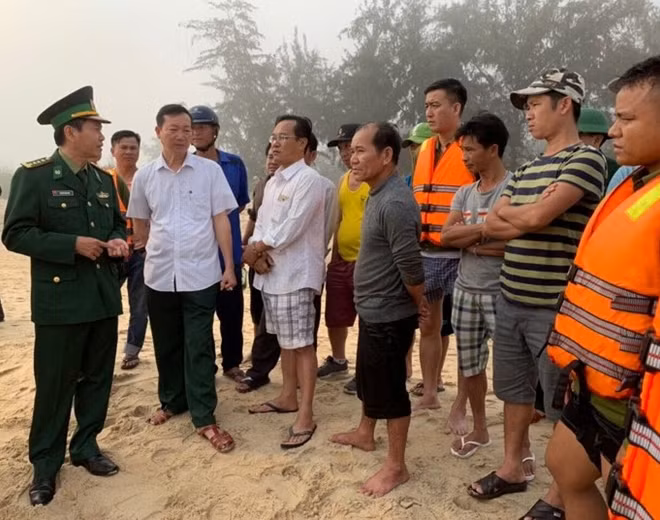 Các ngư dân được cứu đưa vào bờ an toàn.
