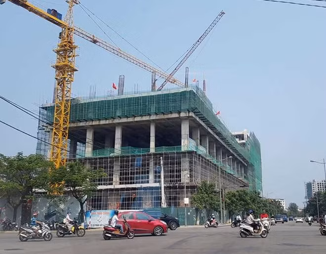 Thanh tra Sở Xây dựng tỉnh Thừa Thiên- Huế yêu cầu dừng thi công dự án Goldland Plaza để khắc phục sự cố.