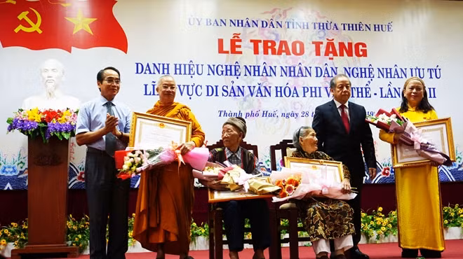 Lãnh đạo tỉnh Thừa Thiên Huế trao tặng danh hiệu NNND cho 4 nghệ nhân.