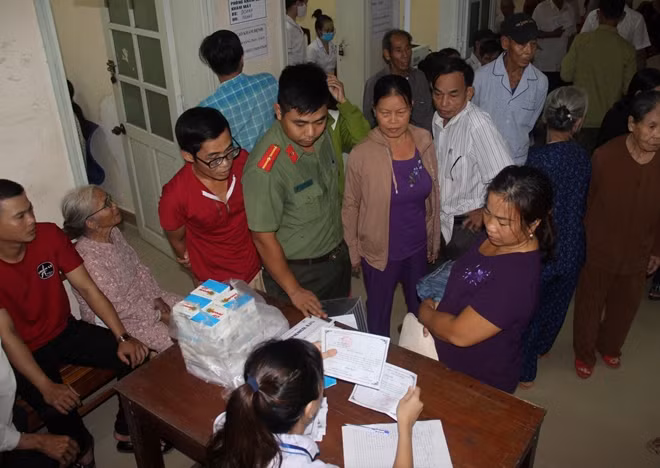 Trong ngày 28-8, có hơn 300 người dân ở huyện Quảng Điền được y, bác sĩ trong đoàn công tác khám sàng lọc bệnh mắt.