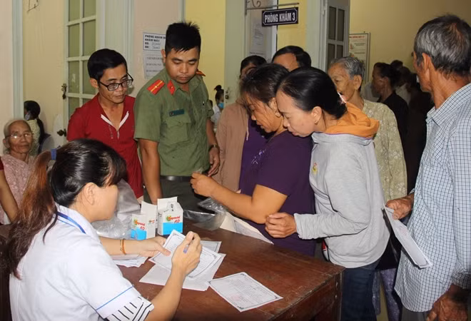 Hoạt động khám, phẫu thuật chữa bệnh mắt miễn phí cho người dân do Cục Truyền thông CAND phối hợp với Bệnh viện Mắt Hà Đông, Công an tỉnh Thừa Thiên Huế và Bệnh viện Trung ương Huế cơ sở 2 tổ chức có ý nghĩa thiết thực.